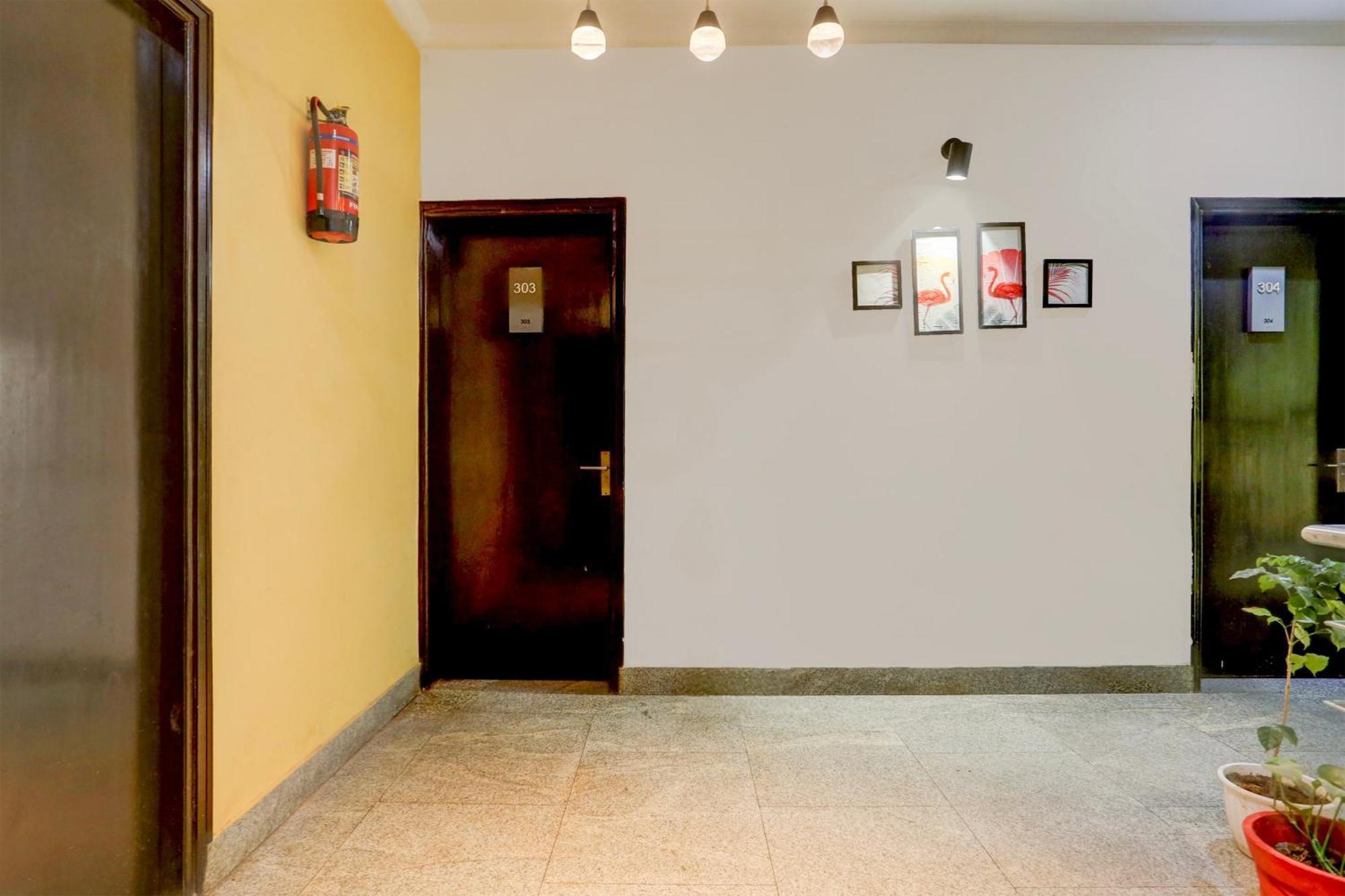 Super Townhouse Sushant Lok Phase 1 Formerly Hotel Neven Гургаон Экстерьер фото